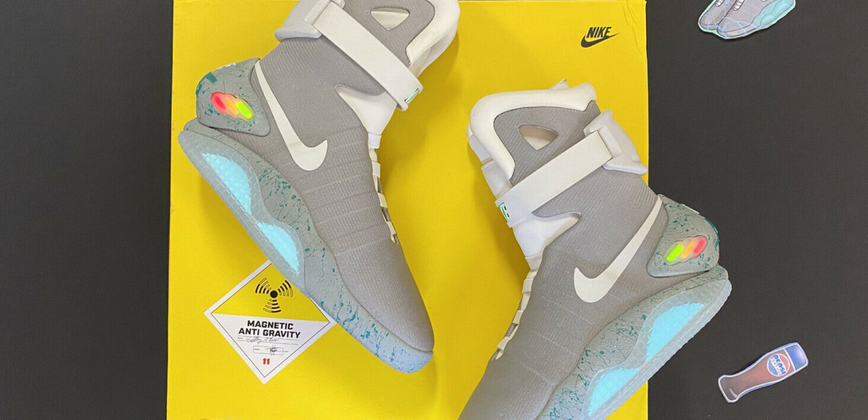 Кроссовки Nike Air Mag на желтой коробке